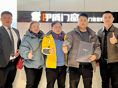 加盟伊盾門(mén)窗合影
