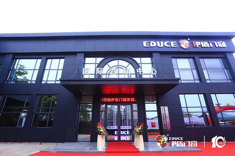 肩負著“讓生活遠離噪音，讓家庭擁有安全”企業(yè)使命的伊盾門窗，志在向人們展示一種獨創(chuàng)的生活意境，為懂得思考人生、注重提高生活質(zhì)量的上流階層提供整套門窗系統(tǒng)解決方案，讓上流階層擁有一個優(yōu)質(zhì)的家居生活環(huán)境。01 (10)