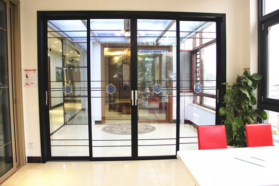 伊盾安全門(mén)窗，保障孩子安全，提高居家生活質(zhì)量！113004